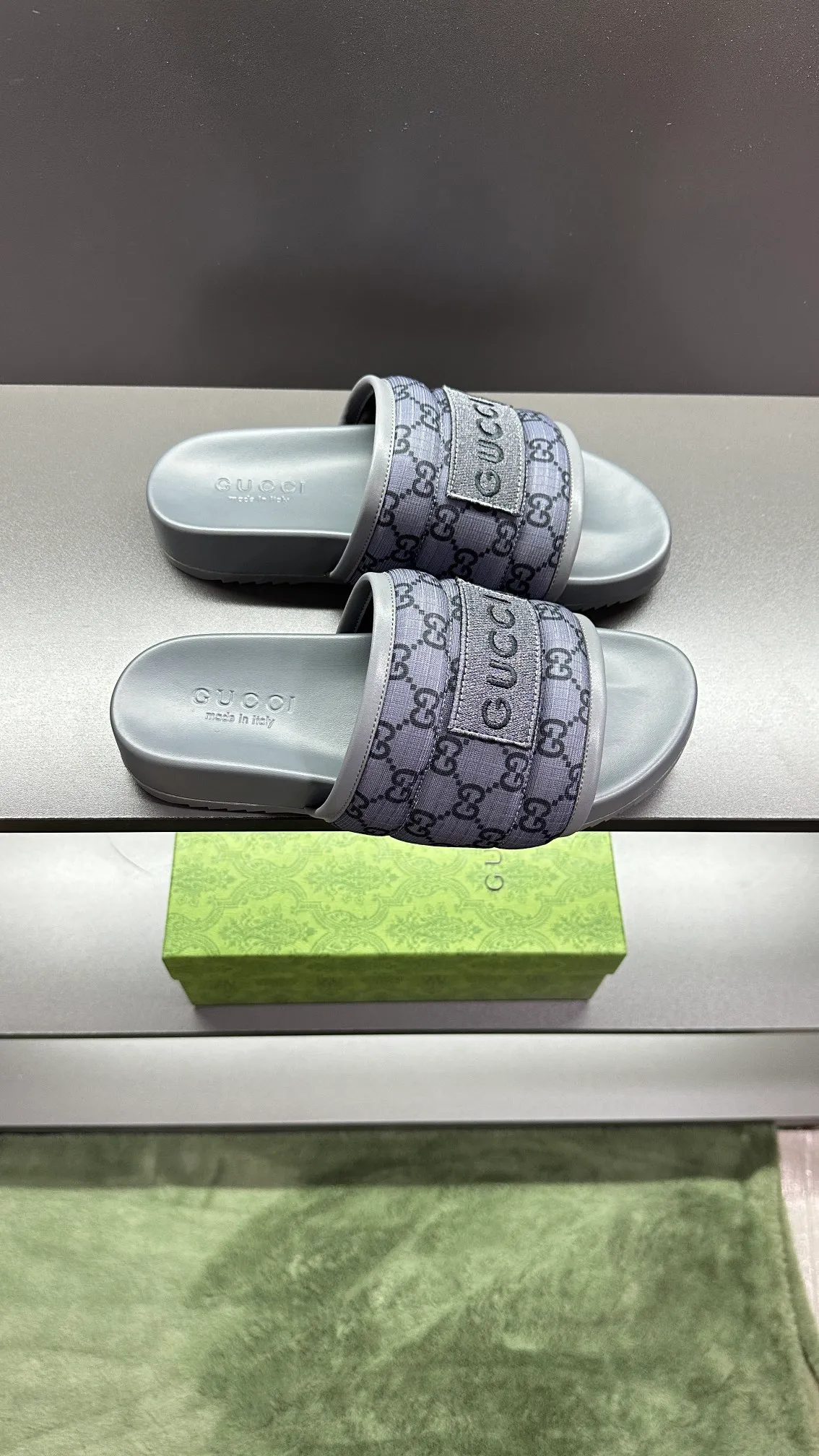 [G Family Couple Style] P: 300💰Female size 36~40 Men's size 39~45, (46. Custom-made Unisex GG slippers This slipper is made of GG polyester fiber and is decorated with a Gucci label on the front, adding a striking logo feel to the style. Beige GG recycled polyester fiber Unisex leather trim "Gucci Made in Italy" embroidered label Rubber sole Flat Made in Italy